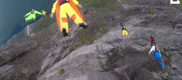 Ashes Away: Base Jumpers Celebrate Friend’s Life Ashes Away: Base Jumpers Celebrate Friend’s Life - Sputnik International