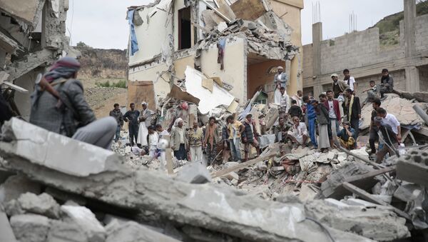 People inspect the rubble of houses destroyed by Saudi-led airstrikes in Sanaa, Yemen, Friday, Aug. 25, 2017 - Sputnik International