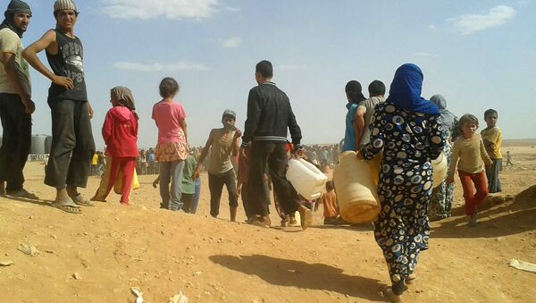 Syrian refugees gather for water at the Rukban refugee camp in Jordan's northeast border with Syria (File) - Sputnik International