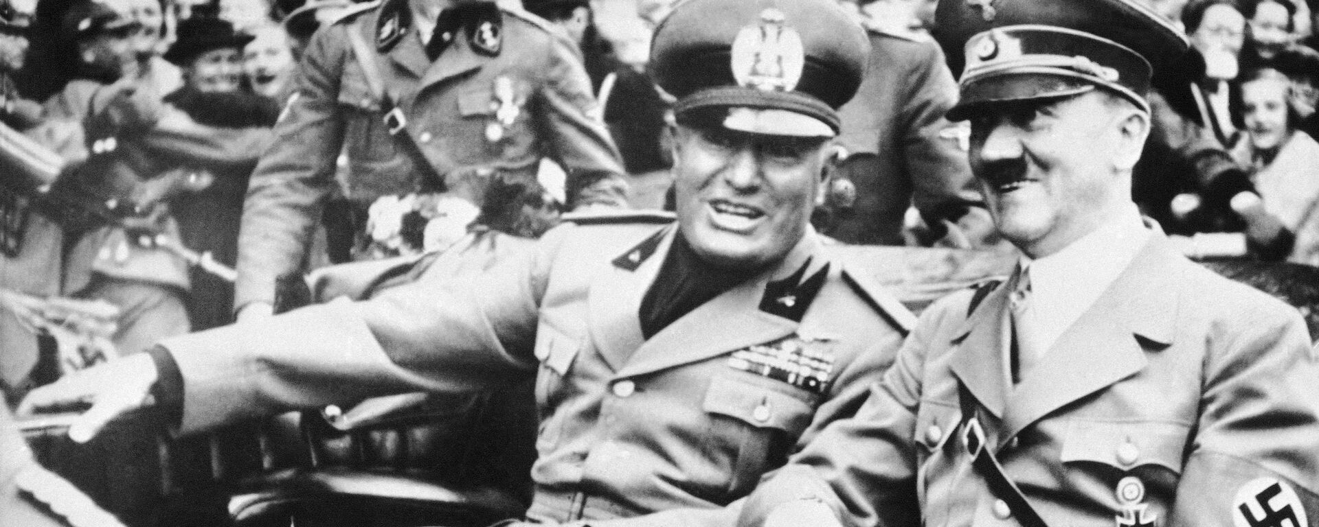 FILE - File photo dated Sept. 28, 1938 showing Italian dictator Benito Mussolini, at left in foreground, and Nazi leader Adolf Hitler, at right, taken just before the four power conference in Munich, Germany - Sputnik International, 1920, 06.10.2017