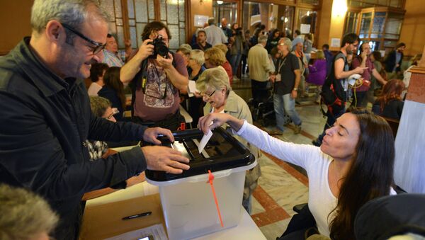 Voting at a polling station in Barcelona during a referendum on Catalonia's independence. File photo - Sputnik International