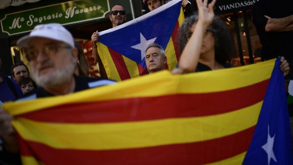 Pro independence trade union worker holds up ''esteleda'' or Catalan pro independence flags, in support of the Catalonia's secession referendum, and against to alleged brutality by police during a referendum on the region's secession from Spain that left hundreds of people injured, in Pamplona, northern Spain - Sputnik International