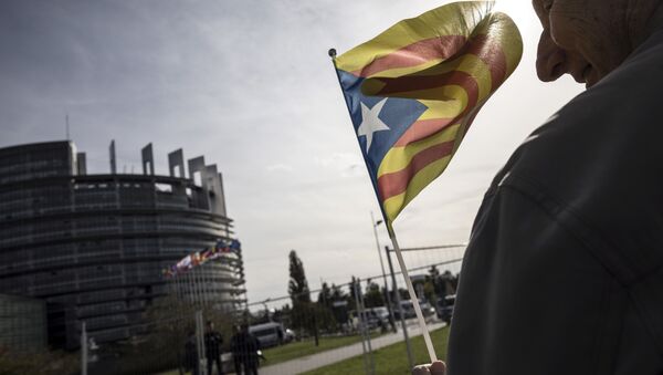 A demonstrator waves a Catalan flag in support of the disputed independence vote Sunday in Catalonia during a gathering in front of the European Parliament in Strasbourg, eastern France, Wednesday, Oct. 4, 2017 - Sputnik International