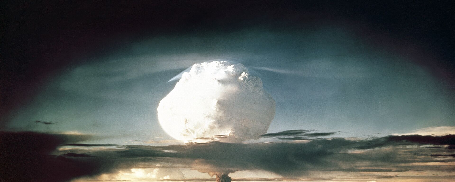 The mushroom cloud from Ivy Mike (codename given to the test) rises above the Pacific Ocean over the Enewetak Atoll in the Marshall Islands on November 1, 1952 at 7:15 am (local time) - Sputnik International, 1920, 23.03.2023