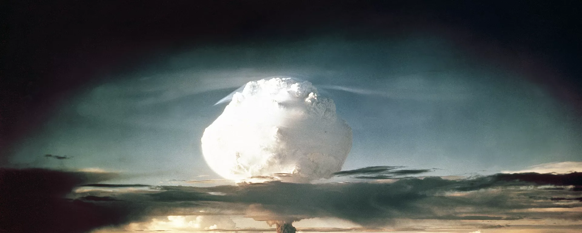 The mushroom cloud from Ivy Mike (codename given to the test) rises above the Pacific Ocean over the Enewetak Atoll in the Marshall Islands on November 1, 1952 at 7:15 am (local time) - Sputnik International, 1920, 29.08.2023
