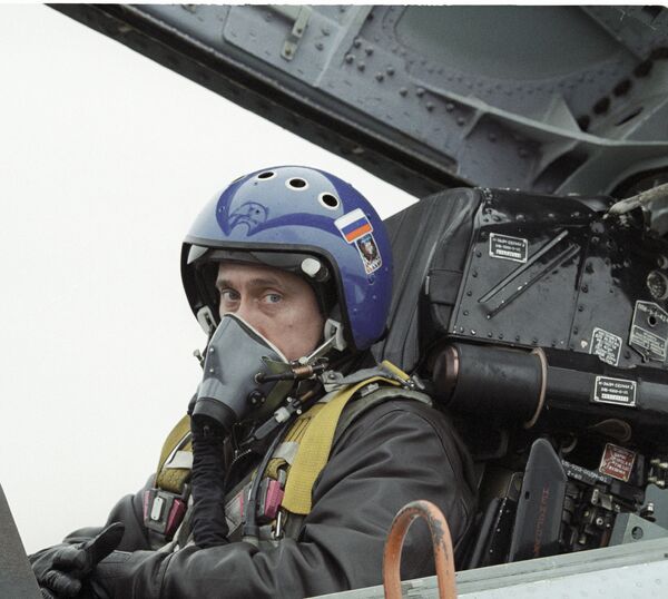 Vladimir Putin in the cockpit of the Su-27 fighter Vladimir Putin in the cockpit of the Su-27 fighter - Sputnik International
