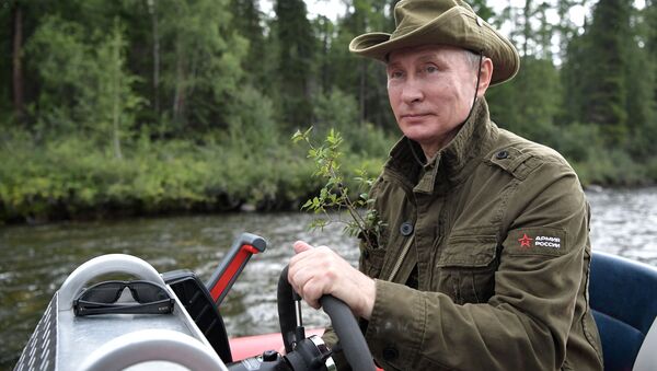 Russian President Vladimir Putin on a motor boat at the cascade of mountain lakes in the Republic of Tyva, during his vacation on August 1-3 - Sputnik International