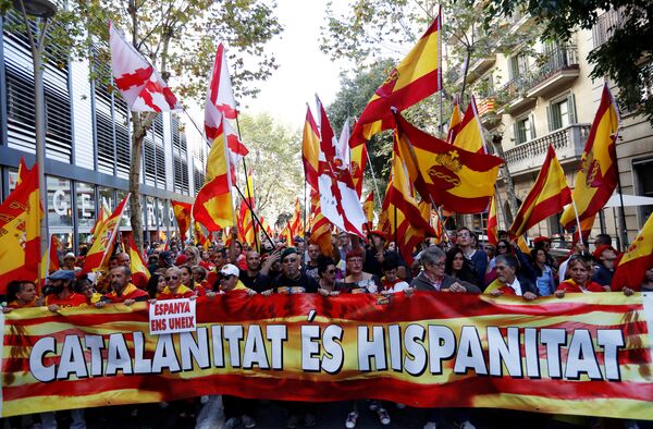 People walk behind a banner during a pro-union demonstration organised by the Catalan Civil Society organisation in Barcelona, Spain October 8, 2017 - Sputnik International