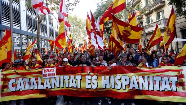 People walk behind a banner during a pro-union demonstration organised by the Catalan Civil Society organisation in Barcelona, Spain October 8, 2017 - Sputnik International