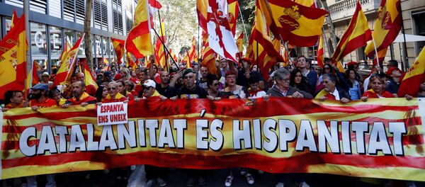 People walk behind a banner during a pro-union demonstration organised by the Catalan Civil Society organisation in Barcelona, Spain October 8, 2017 - Sputnik International