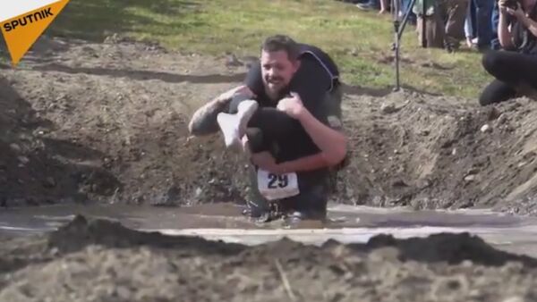 Family Workout American-Style: Wife-Carrying Championship - Sputnik International