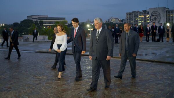 Backdropped by a monument depicting Cuba's revolutionary hero Ernesto Che Guevara, Canada Prime Minister Justin Trudeau, center left, and his wife Sophie Gregoire-Trudeau, are accompanied by Cuba's Vice Prime Minister Miguel Diaz Canel, right front, during a ceremony at the Jose Marti Monument n Havana, Cuba, Tuesday, Nov. 15, 2016. - Sputnik International