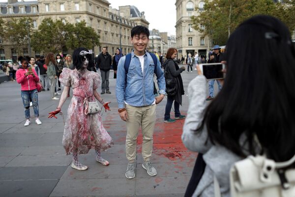 Zombies in Paris! Hundreds of 'Living Dead' Invade the City - Sputnik International