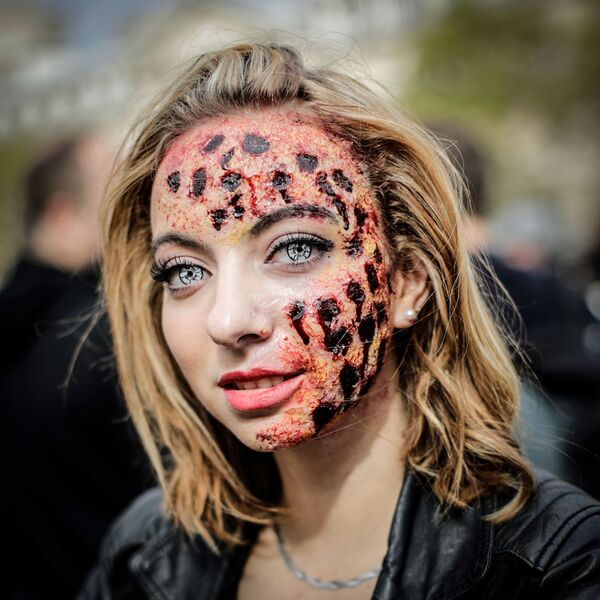 Zombies in Paris! Hundreds of 'Living Dead' Invade the City - Sputnik International
