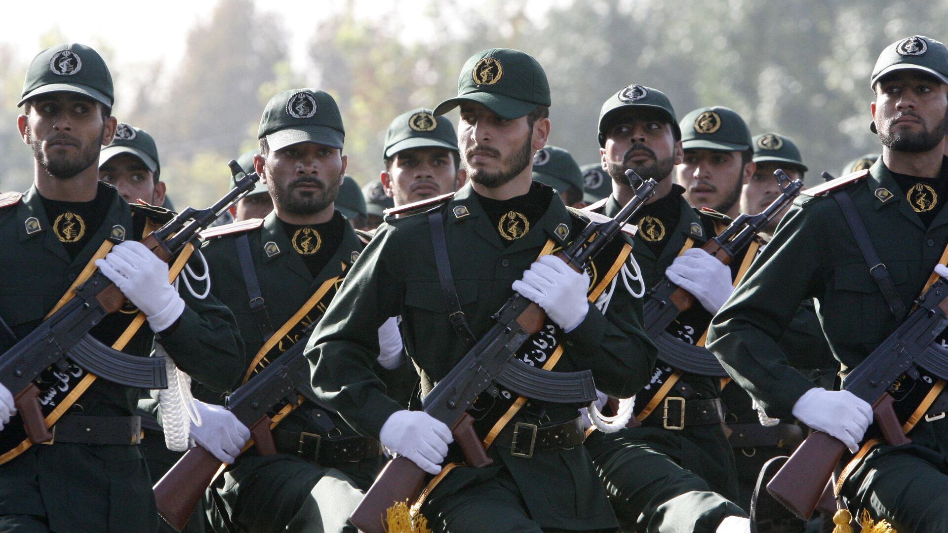 In this picture taken on Sunday, Sept. 21, 2008, Iranian Revolutionary Guards members march during a parade ceremony, marking the 28th anniversary of the onset of the Iran-Iraq war (1980-1988), in front of the mausoleum of the late revolutionary founder Ayatollah Ruhollah Khomeini, just outside Tehran, Iran - Sputnik International, 1920, 21.06.2021