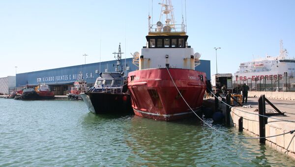 The tugboat Thoran, tied up at Cadiz, with a police boat next to it - Sputnik International