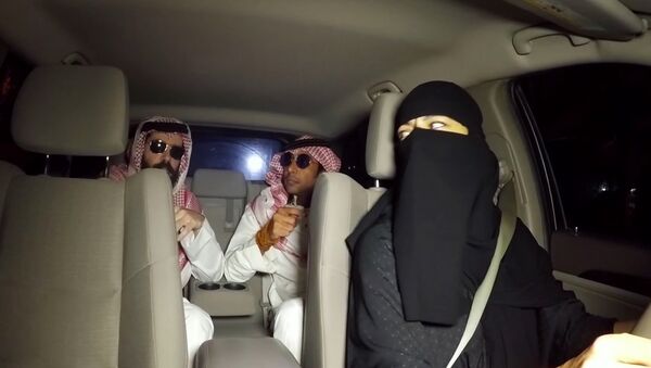 Saudi women driving (cover song) - Sputnik International
