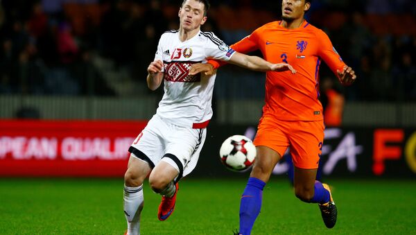 Netherlands' Virgil van Dijk in action with Belarus' Nikolai Signevich - Sputnik International