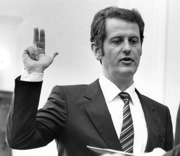 Politician Uwe Barschel, Christian democrats (CDU), gives his oath during the swearing in ceremony after beeing elected as new State Governor of Schleswig-Holstein northern West Germany, in Kiel, October 14, 1982 Politician Uwe Barschel, Christian democrats (CDU), gives his oath during the swearing in ceremony after beeing elected as new State Governor of Schleswig-Holstein northern West Germany, in Kiel, October 14, 1982 - Sputnik International