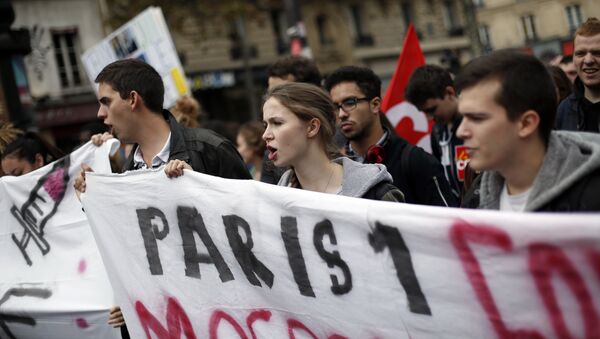 Demonstrators take the streets during a march to protest against President Emmanuel Macron's economic policies in Paris, France - Sputnik International