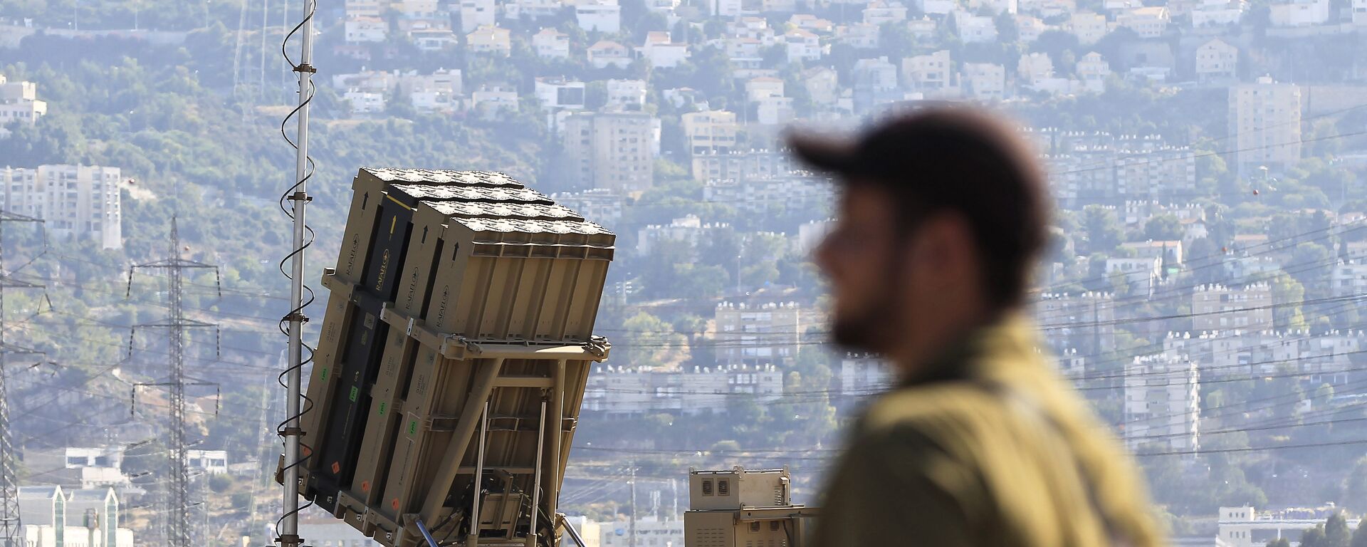 An Israeli soldier is seen next to an Iron Dome rocket interceptor battery deployed near the northern Israeli city of Haifa, Wednesday, Aug. 28, 2013.  - Sputnik International, 1920, 28.10.2023