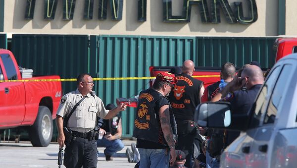 In this May 17, 2015, file photo, authorities investigate a shooting in the parking lot of the Twin Peaks restaurant in Waco, Texas. - Sputnik International