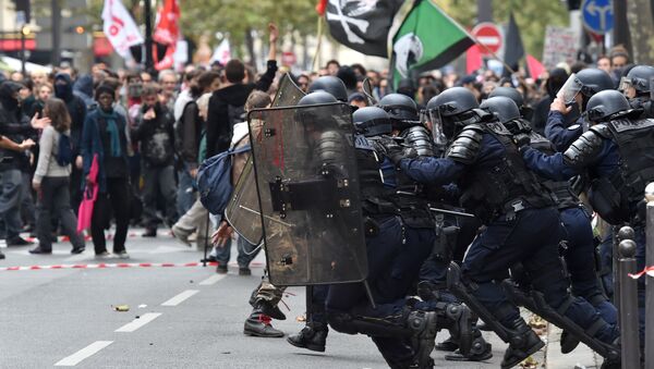 Antiriot police charge protesters on the sidelines of a demonstration on October 10, 2017 in Paris, part of a nationwide strikes and demonstrations day called by nine unions representing 5,4 million public sector workers to show their profound disagreement with French president's bid to transform the gargantuan public service and government's plans to freeze their pay and eliminate 120000 public jobs - Sputnik International