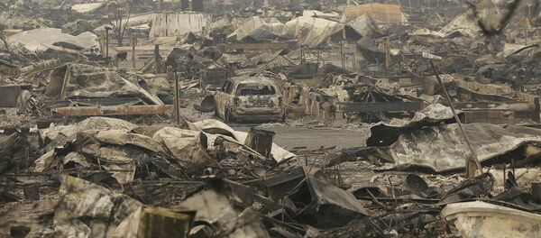 A car sits in the middle of property destroyed from fires at Journey's End mobile home park in Santa Rosa, Calif., Tuesday, Oct. 10, 2017. - Sputnik International