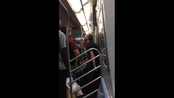 Drunken man yells out racial slurs on L train to Brooklyn in New York City - Sputnik International