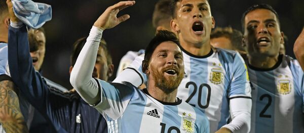 Argentina's Lionel Messi (C) celebrates after defeating Ecuador and qualifying to the 2018 World Cup football tournament, in Quito, on October 10, 2017 - Sputnik International