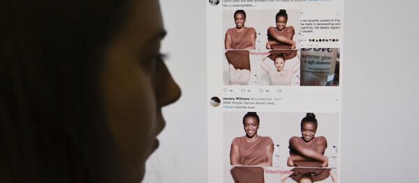 A posed picture taken in London on October 9, 2017 shows a journalist looking at screenshots retweeted by Twitter users on the social networking site of a video-clip used in an online advert by the personal care brand Dove that originally appeared on social networking website Facebook and has since been removed amid accusations of racism A posed picture taken in London on October 9, 2017 shows a journalist looking at screenshots retweeted by Twitter users on the social networking site of a video-clip used in an online advert by the personal care brand Dove that originally appeared on social networking website Facebook and has since been removed amid accusations of racism - Sputnik International