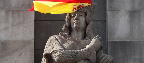 A Spanish flag hangs over the face of a figure representing one of the four realms of Spain on the statue to Columbus in Barcelona, Spain, October 11, 2017. A Spanish flag hangs over the face of a figure representing one of the four realms of Spain on the statue to Columbus in Barcelona, Spain, October 11, 2017. - Sputnik International