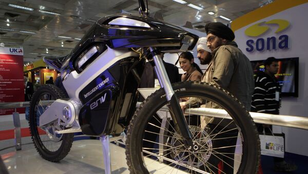 Visitors look at a Intelligent Energy hydrogen fuel cell motorcycle at the 10th Auto Expo in New Delhi, India, Wednesday, Jan. 6, 2010 - Sputnik International