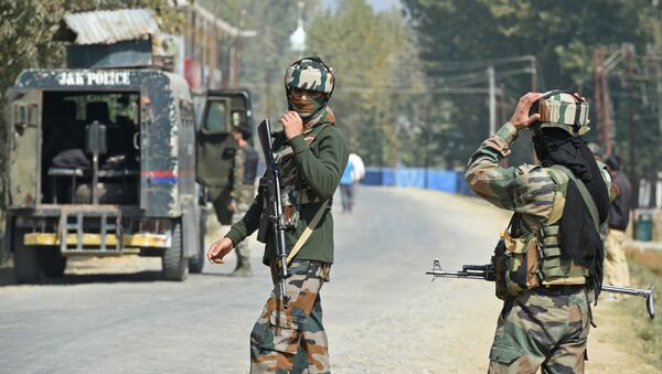 Indian paramilitary troopers stands guard after a gunfight with militants at Hajin village of Kashmir's Bandipora district, north of Srinagar - Sputnik International