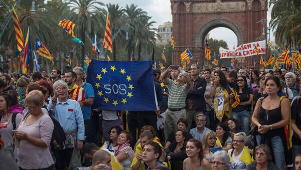 Barcelona residents wait for the parliament to announce the Catalan independence referndum results. File photo - Sputnik International