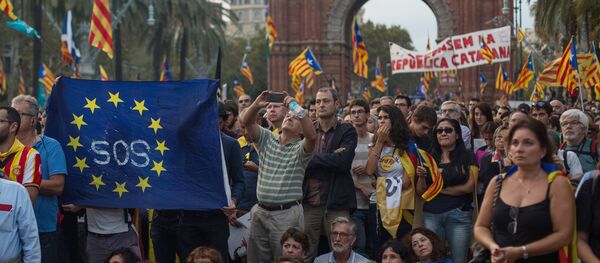 Barcelona residents wait for the parliament to announce the Catalan independence referndum results. File photo - Sputnik International