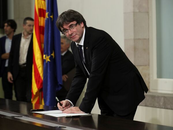 Catalan President Carles Puigdemont signs a declaration of independence at the Catalan regional parliament in Barcelona, Spain, October 10, 2017.  - Sputnik International