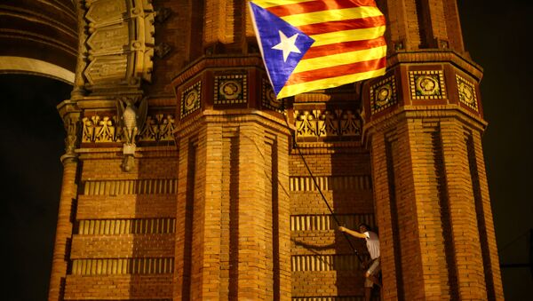 A man waves a separatist Catalonian flag at a pro-independence rally in Barcelona, Spain - Sputnik International