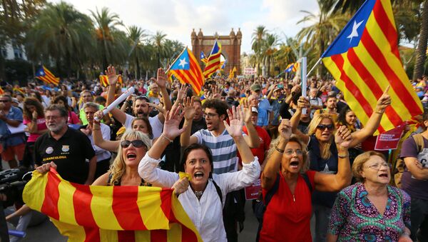 People wave separatist Catalonian flags at a rally in support of independence in Barcelona, Spain - Sputnik International