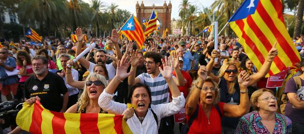 People wave separatist Catalonian flags at a rally in support of independence in Barcelona, Spain - Sputnik International