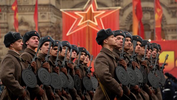 Wearing World War II-era uniform of the Red Army troops, Russian soldiers take part in the military parade on the Red Square in Moscow. (File) - Sputnik International
