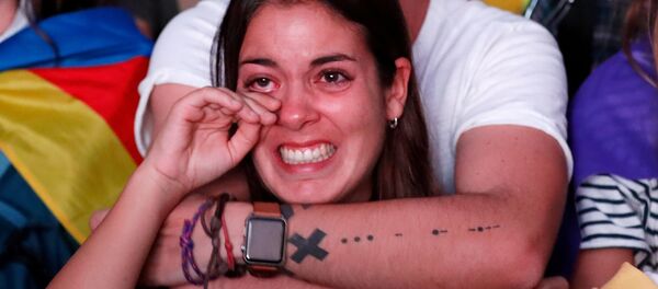 Mujer reacciona al discurso de Carles Puigdemont Mujer reacciona al discurso de Carles Puigdemont - Sputnik International