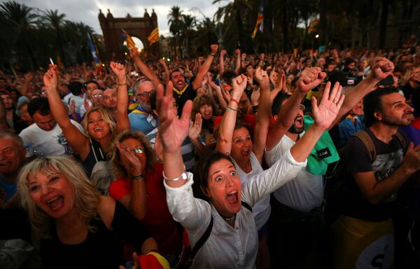 People react as they watch a session of the Catalonian regional parliament on a giant screen at a pro-independence rally in Barcelona, Spain, October 10, 2017. People react as they watch a session of the Catalonian regional parliament on a giant screen at a pro-independence rally in Barcelona, Spain, October 10, 2017. - Sputnik International
