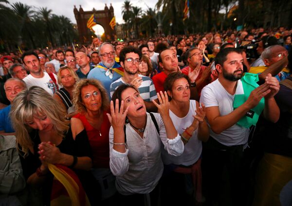 People react as they watch a session of the Catalonian regional parliament on a giant screen at a pro-independence rally in Barcelona, Spain, October 10, 2017. People react as they watch a session of the Catalonian regional parliament on a giant screen at a pro-independence rally in Barcelona, Spain, October 10, 2017. - Sputnik International