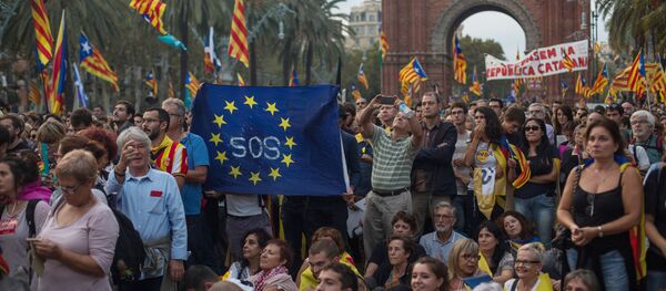 Barcelona residents wait for the parliament to announce the Catalan independence referndum results Barcelona residents wait for the parliament to announce the Catalan independence referndum results - Sputnik International