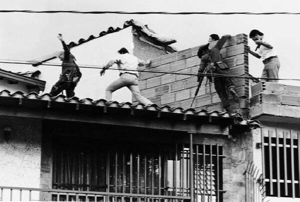 Colombian police and military forces storm the rooftop where drug lord Pablo Escobar was shot dead just moments earlier during an exchange of gunfire between security forces and Escobar and his bodyguard 02 December 1993 - Sputnik International