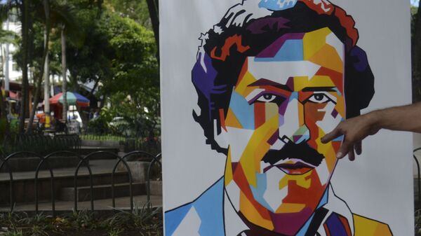 Paintings depicting late Colombian drug lord Pablo Escobar are on display at Lleras Park in Medellin - Sputnik International