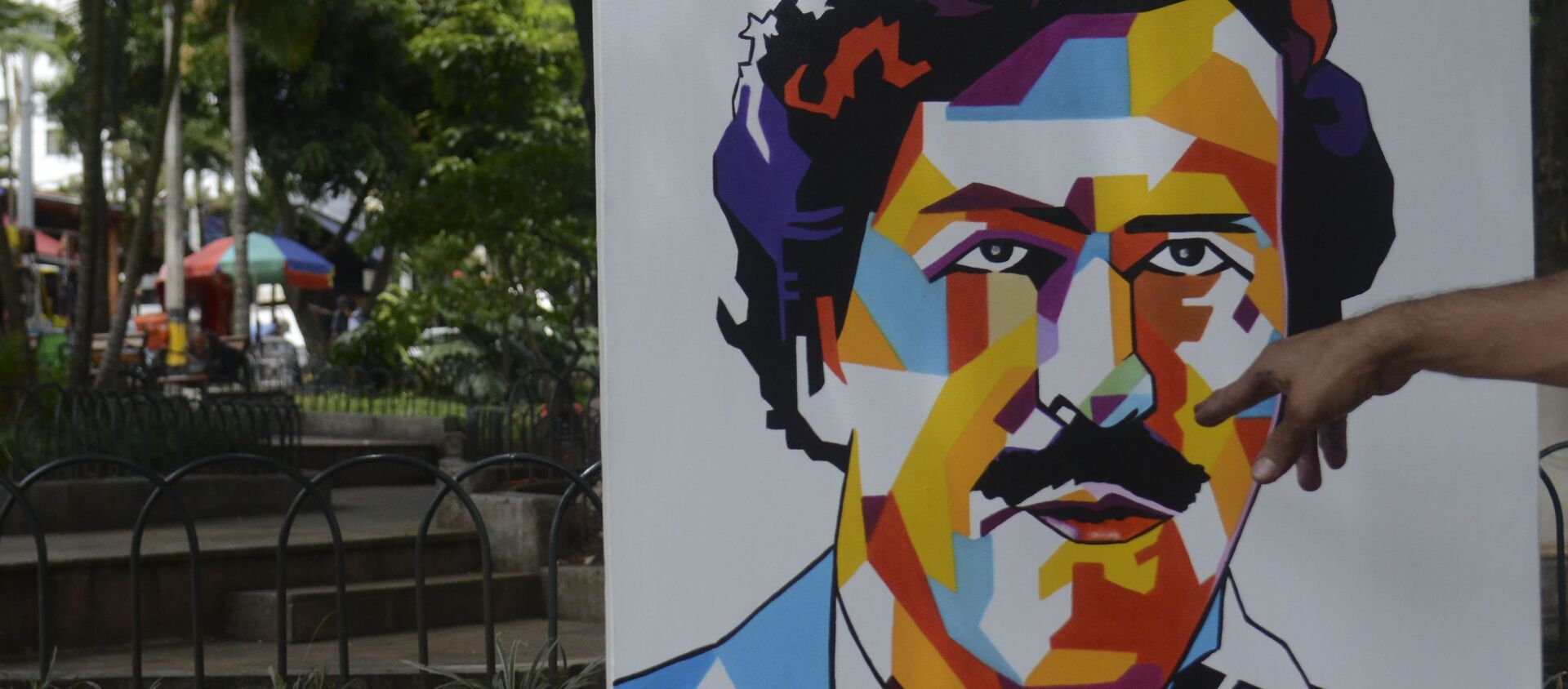 Paintings depicting late Colombian drug lord Pablo Escobar are on display at Lleras Park in Medellin - Sputnik International, 1920, 11.08.2019