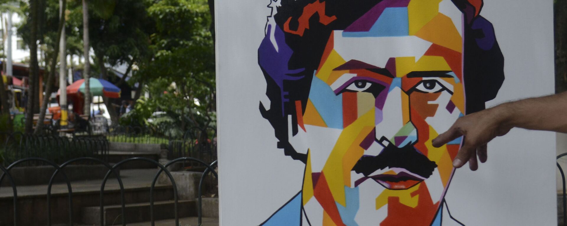 Painting depicting late Colombian drug lord Pablo Escobar are on display at Lleras Park in Medellin, Colombia - Sputnik International, 1920, 12.10.2017