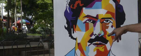 Painting depicting late Colombian drug lord Pablo Escobar are on display at Lleras Park in Medellin, Colombia - Sputnik International